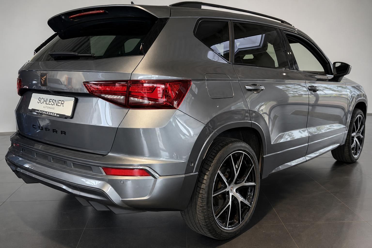 Cupra Ateca grau, Heckansicht mit Leichtmetallfelgen im Showroom