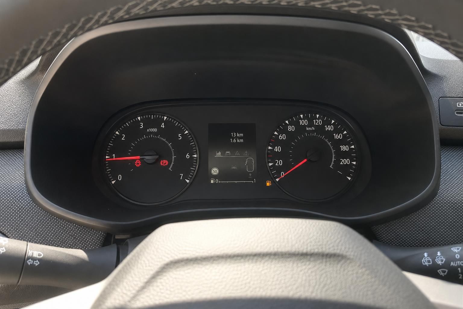 Tacho und Kombiinstrument mit Tachometer und Drehzahlmesser im Innenraum