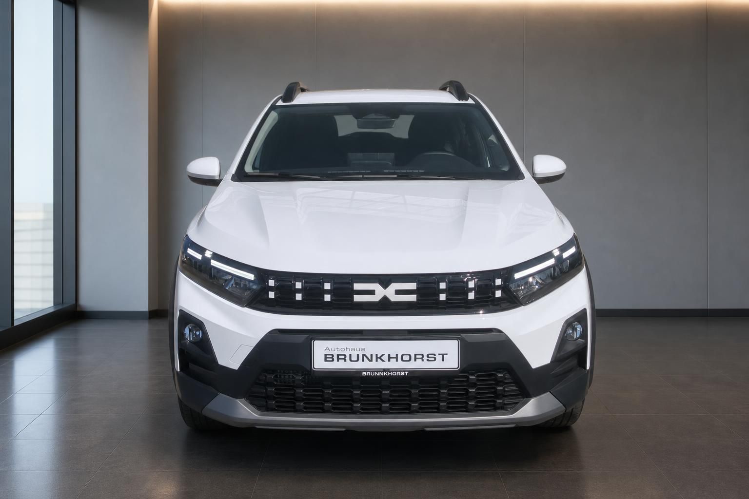 Dacia Sandero Stepway weiß, Frontansicht mit LED-Scheinwerfern