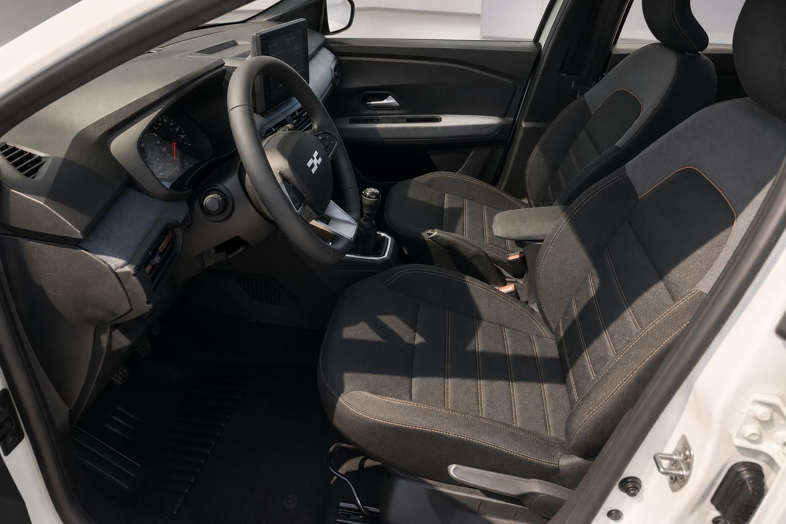 Dacia Sandero Innenraum, Vordersitze und Cockpit im Detail