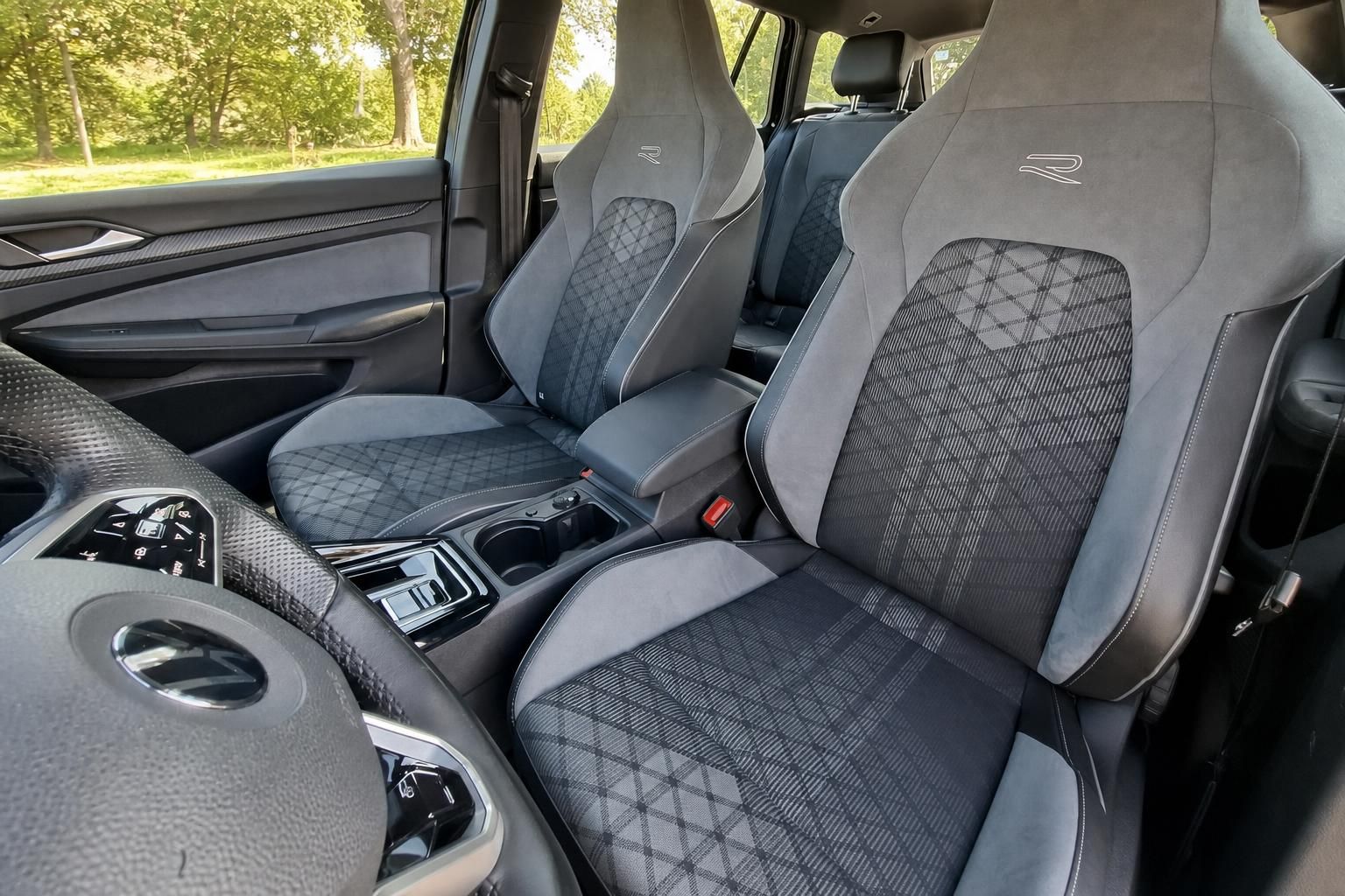 Auto Vordersitze mit Sportdesign und Steppung - modernes Fahrzeuginterieur