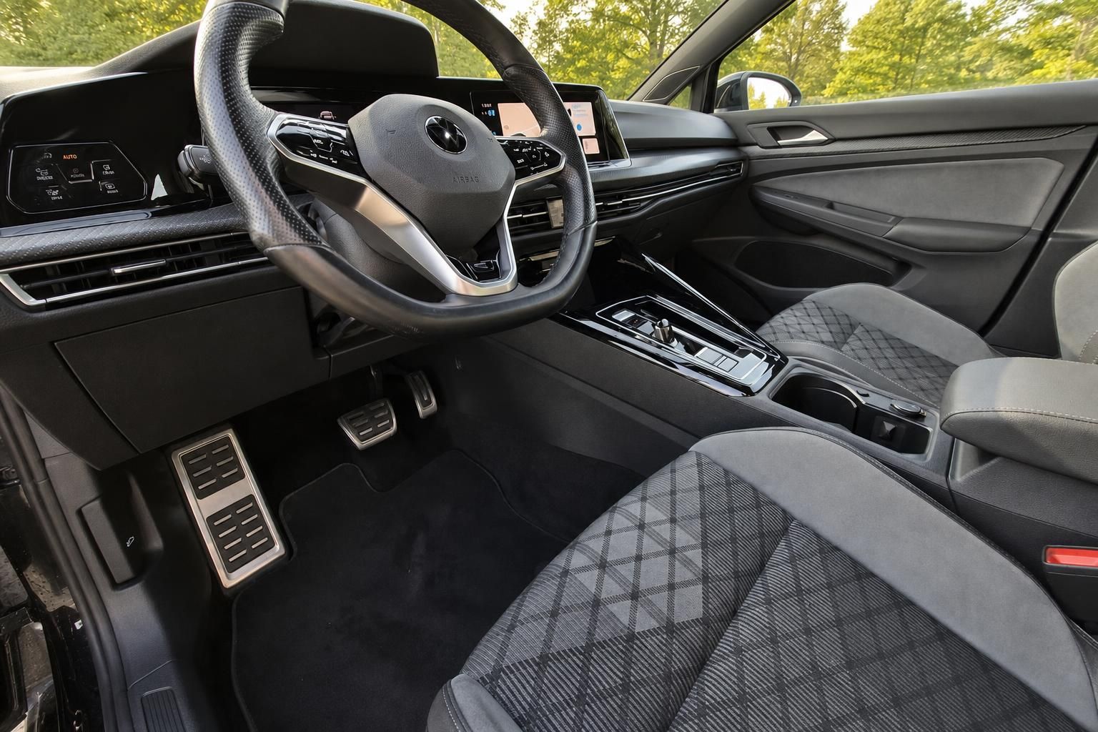 Fahrzeug Cockpit mit Lenkrad, Display und Mittelkonsole - modernes Armaturenbrett