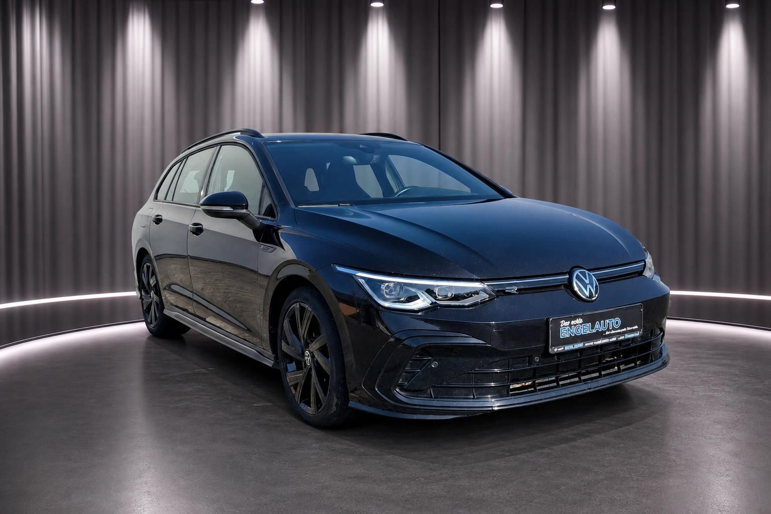 Volkswagen Golf Variant in dunkelblau, Dreiviertel-Frontansicht im modernen Showroom