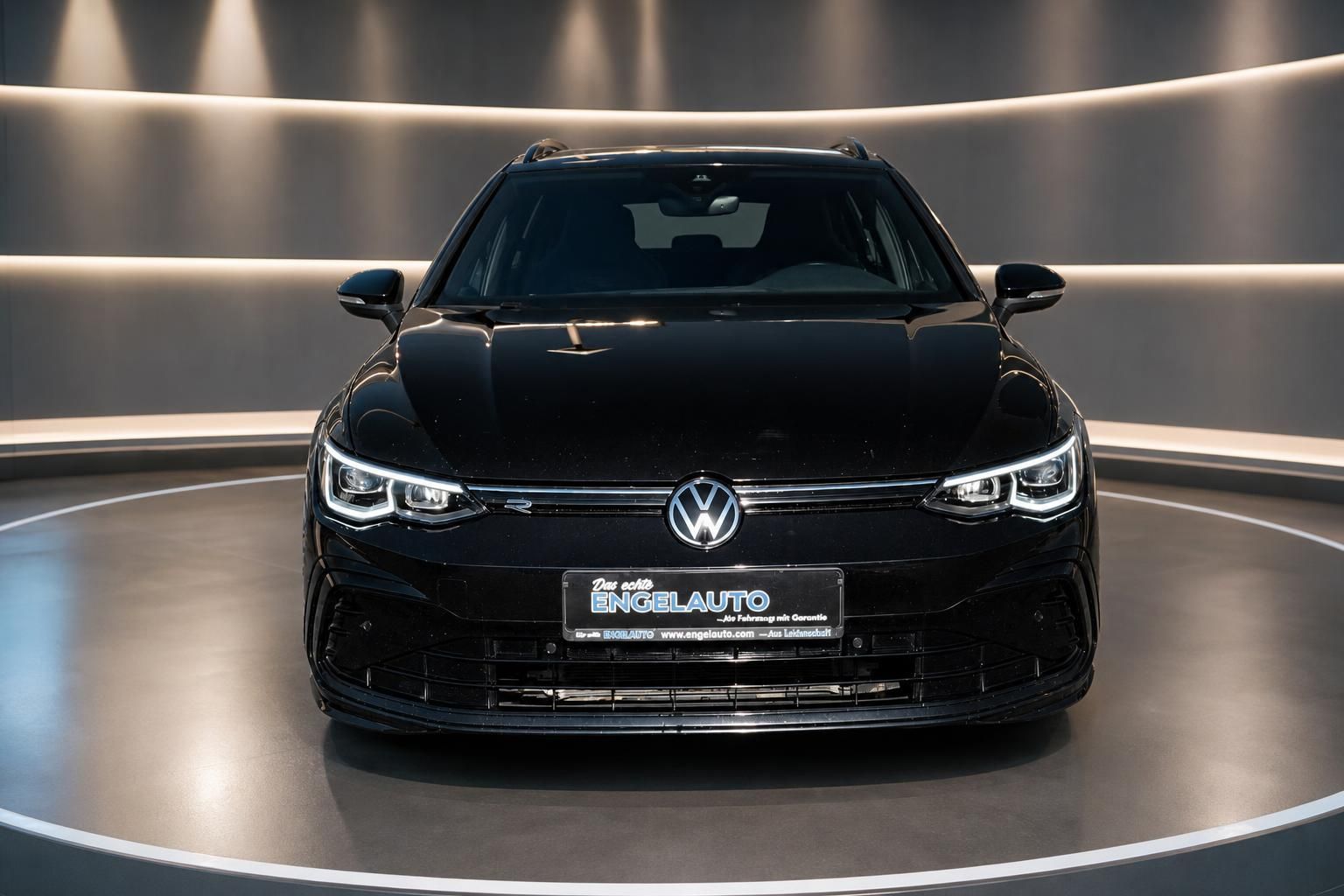 Volkswagen Golf Variant Frontansicht in dunkelblau mit LED-Scheinwerfern im Studio