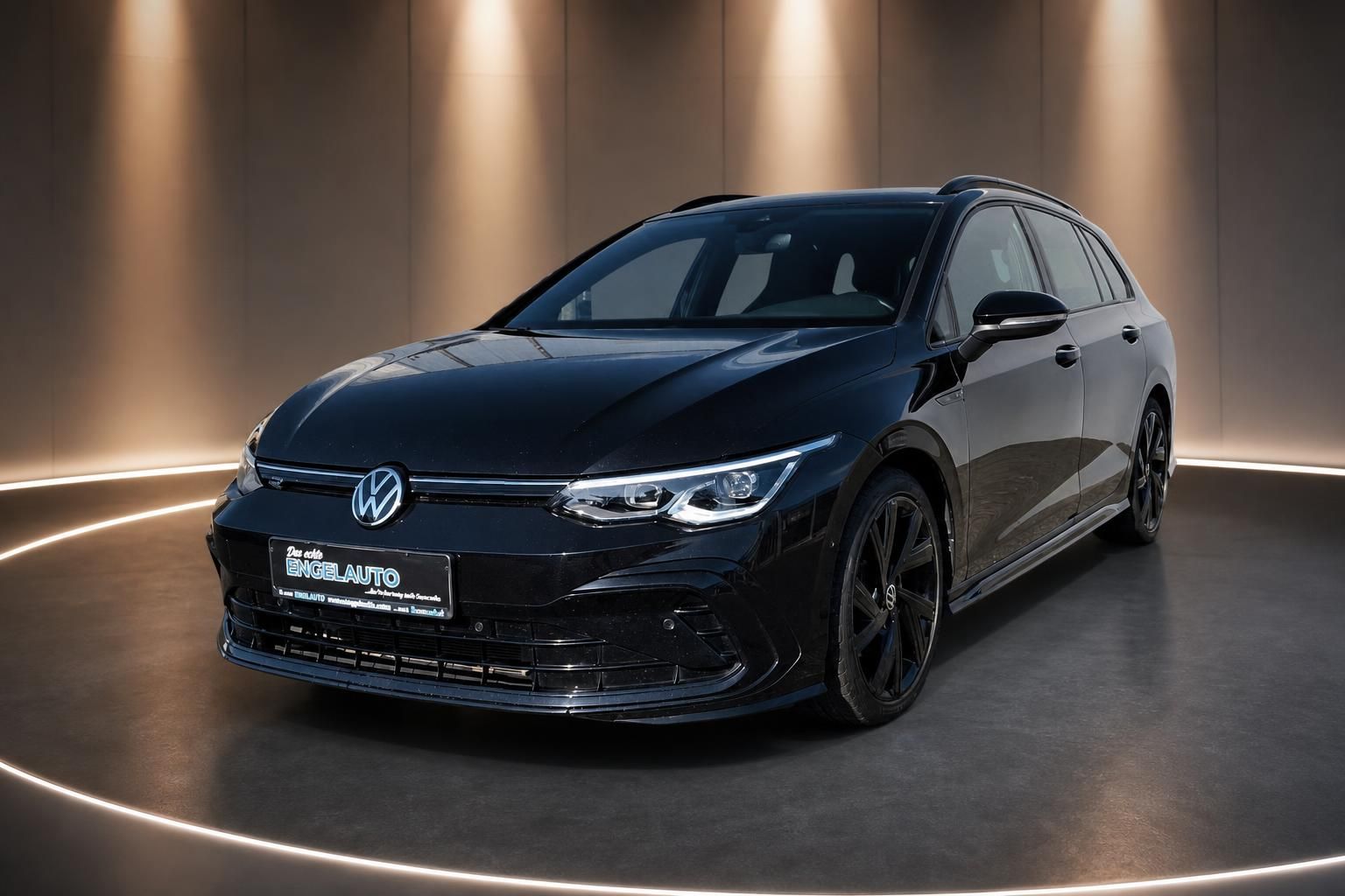Volkswagen Golf Variant seitlich-frontal in dunkelblau mit schwarzen Felgen im Showroom