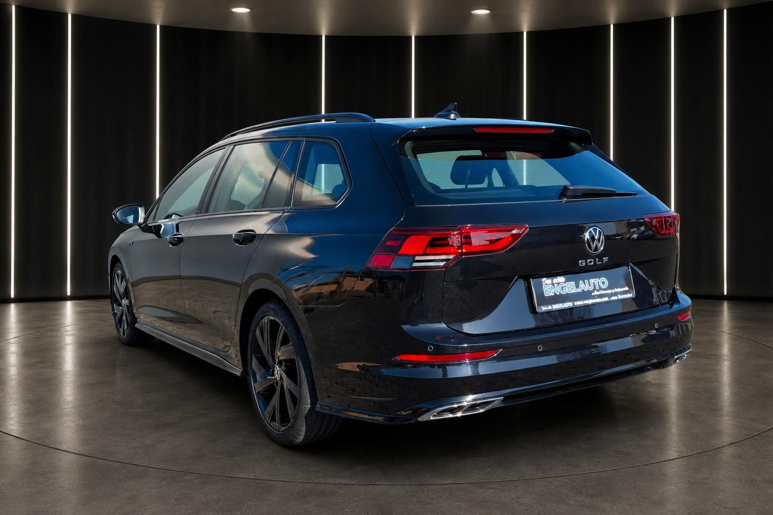 Volkswagen Golf Variant Heckansicht in dunkelblau mit LED-Rückleuchten im modernen Studio