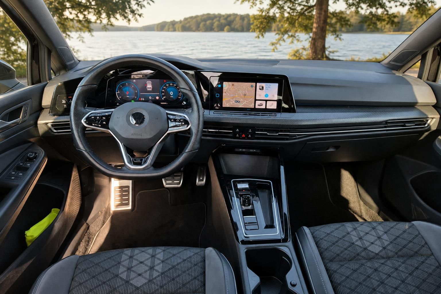 VW Golf Innenraum Cockpit Armaturenbrett Lenkrad Touchscreen Navigation