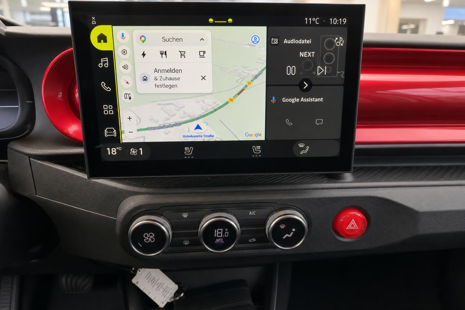 Infotainment-Touchscreen mit Navigation und Klimabedienung im Cockpit