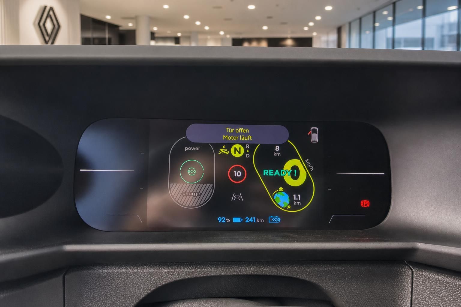 Digitales Cockpit Display eines Elektrofahrzeugs mit Ladestand und Reichweite