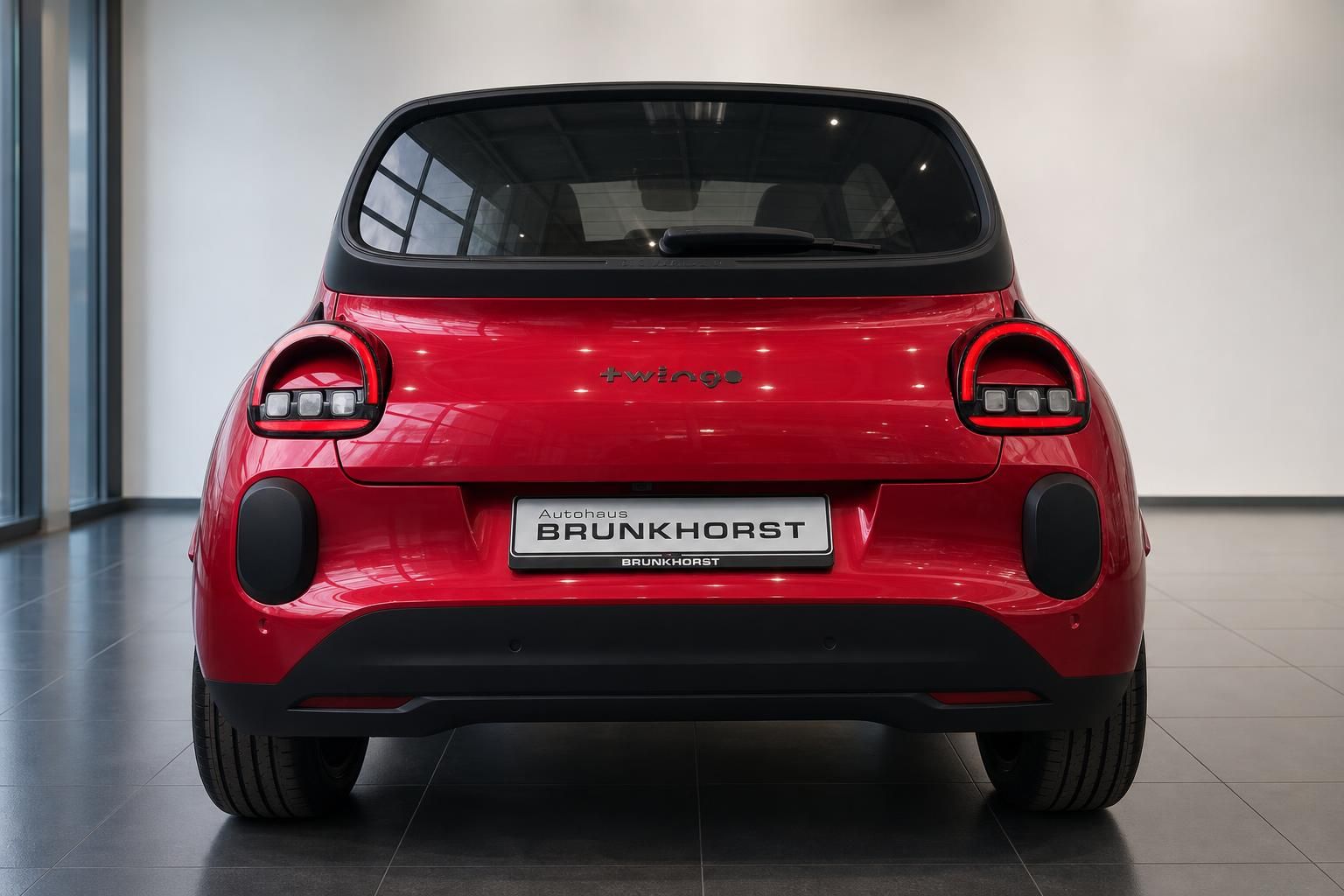 Renault Twingo rot Heckansicht in Autohaus-Schauraum
