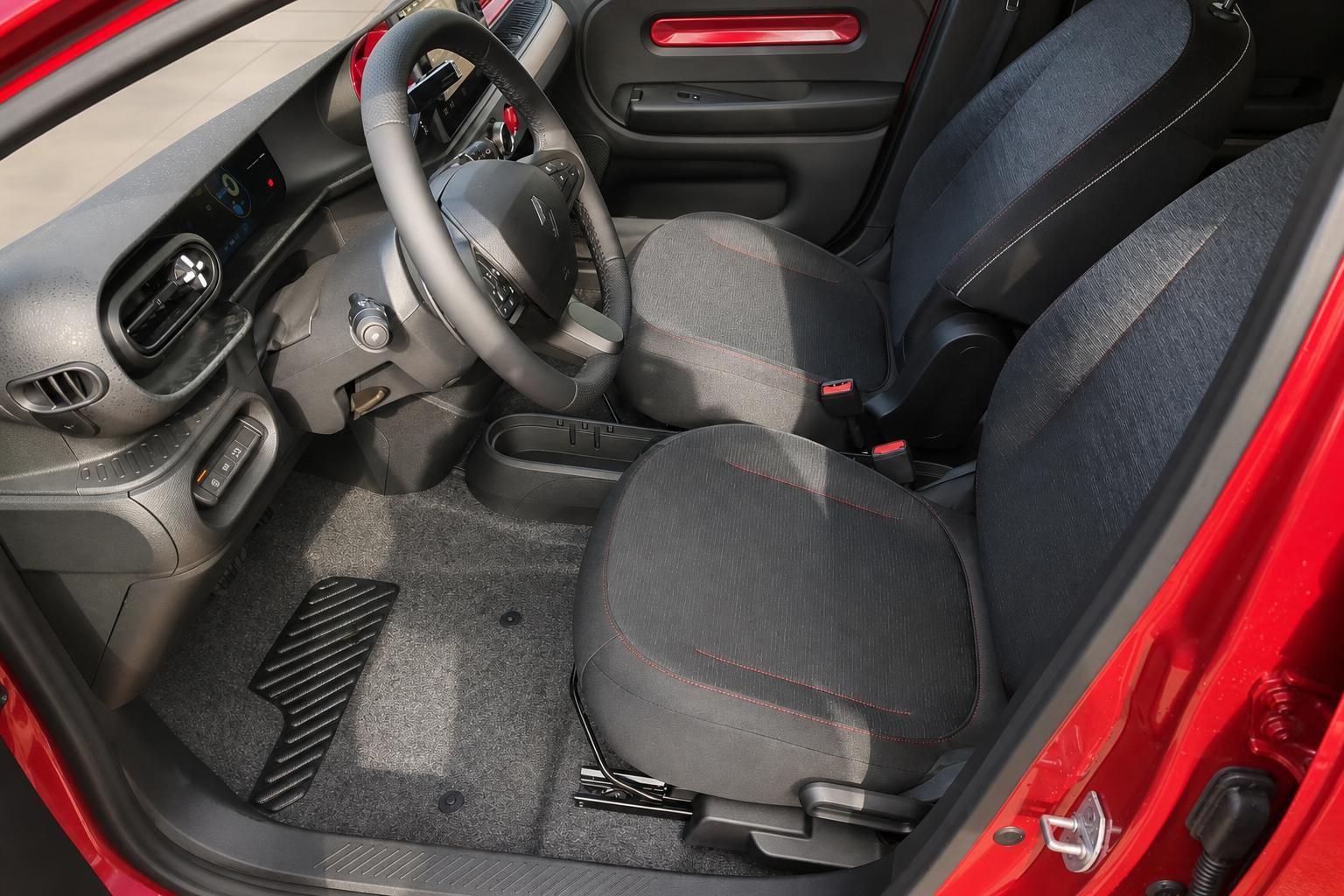 Renault Twingo Innenraum Fahrersitz und Lenkrad Detail