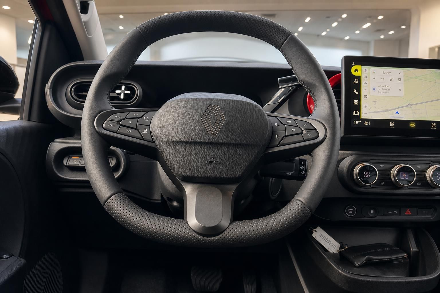Lenkrad mit Renault-Logo und Multifunktionstasten im Cockpit