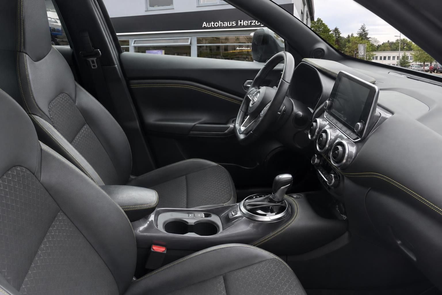 Nissan Juke Innenraum mit schwarzen Sitzen, Touchscreen-Display und modernem Cockpit-Design