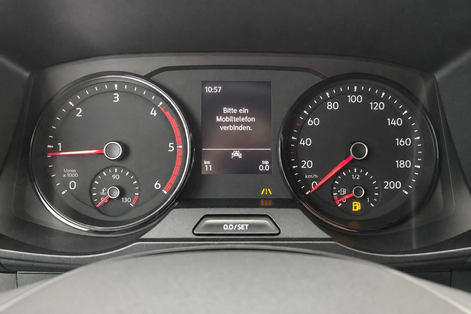 Tacho und Drehzahlmesser mit digitalem Display im Kombiinstrument