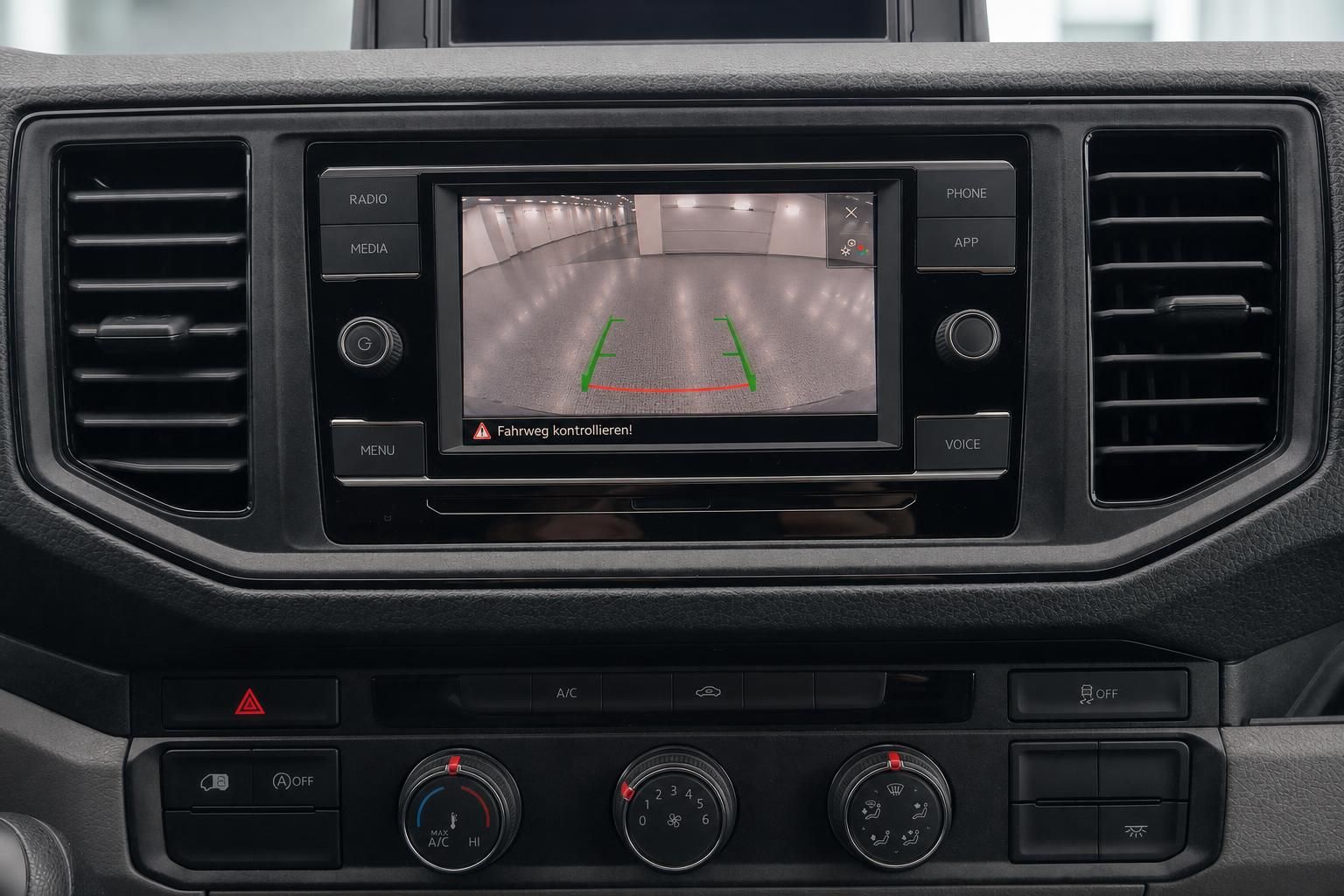 Infotainment-System mit Rückfahrkamera und Einparkhilfe im Display
