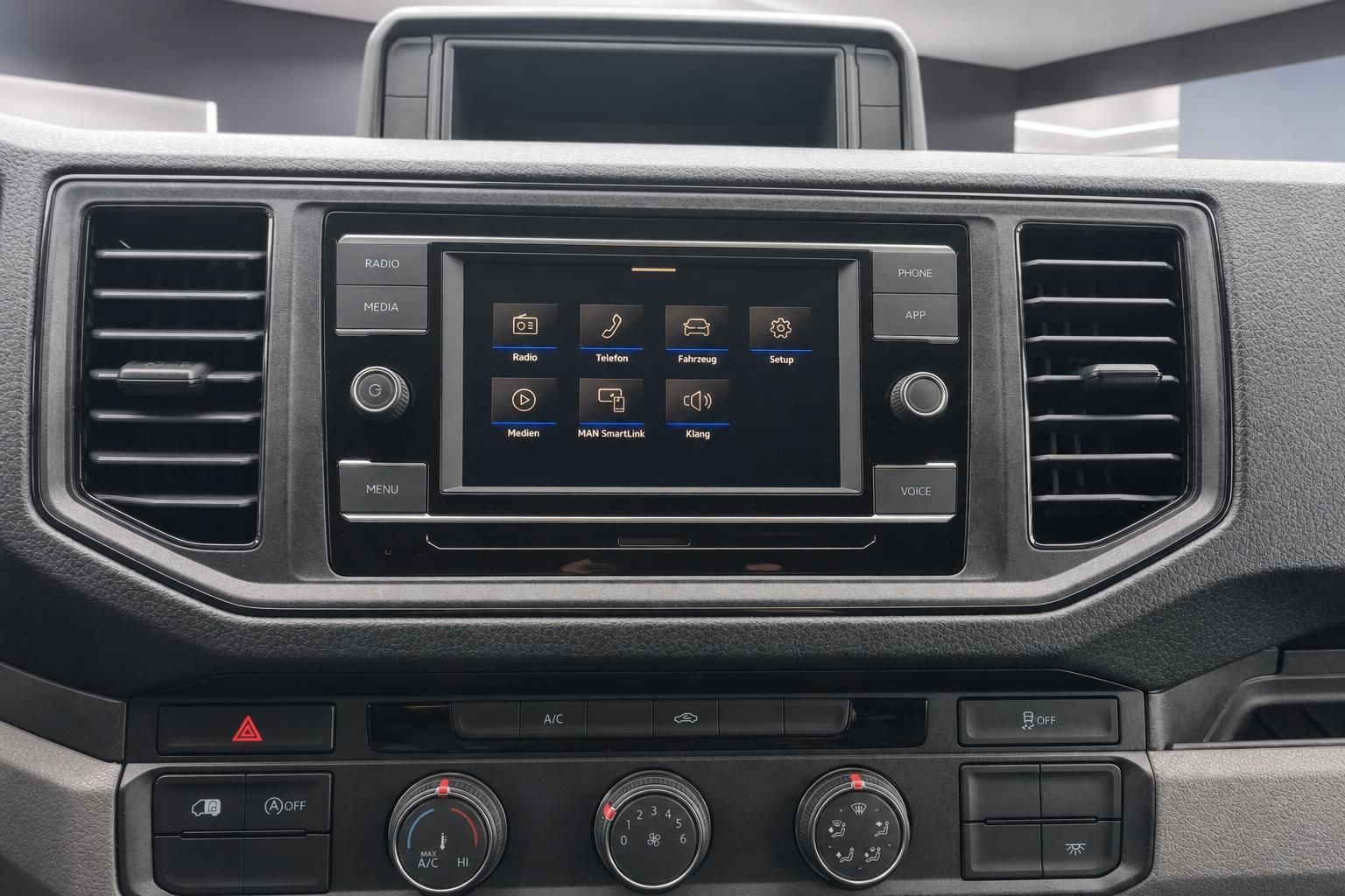Modernes Fahrzeug-Infotainmentsystem mit Touchscreen-Display und Klimasteuerung im Armaturenbrett