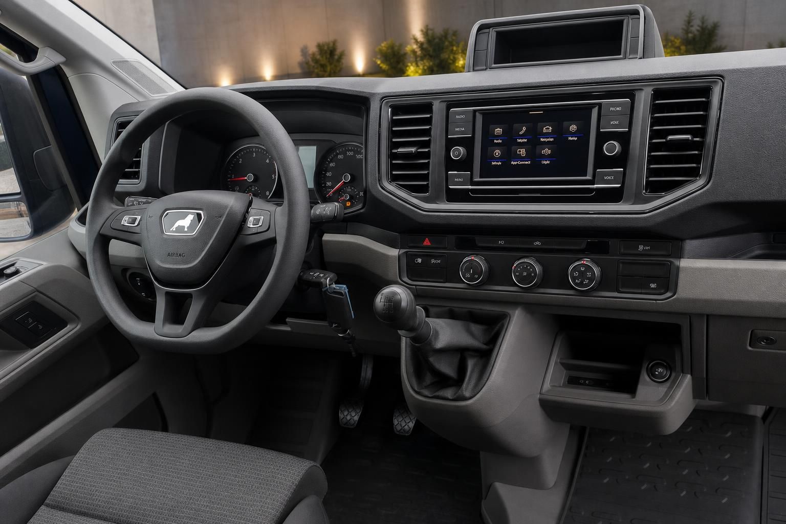 Fahrzeug Innenraum mit Lenkrad, Armaturenbrett und Infotainment-System