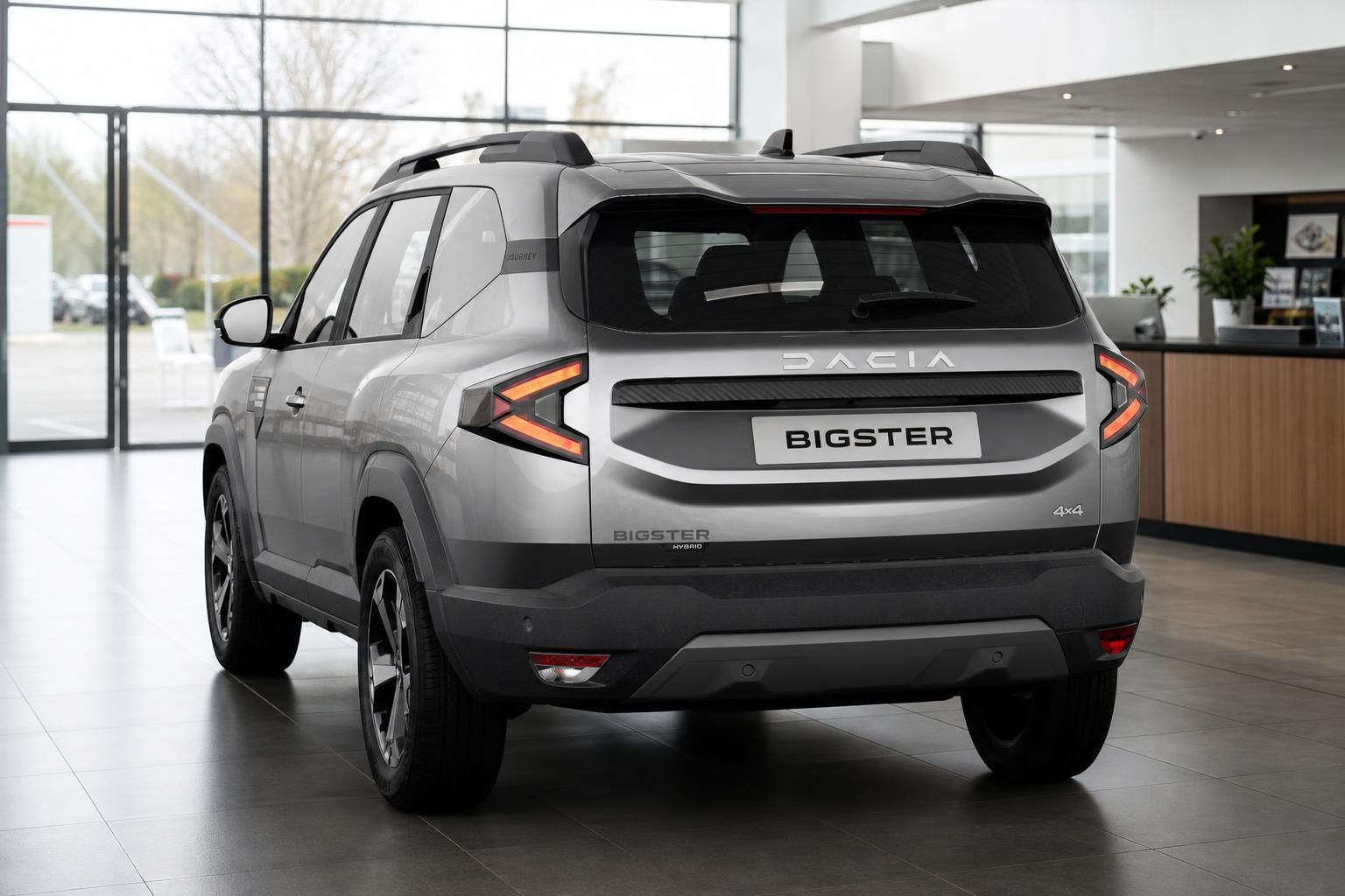 Dacia Bigster Heckansicht mit Bigster-Schriftzug im Autohaus