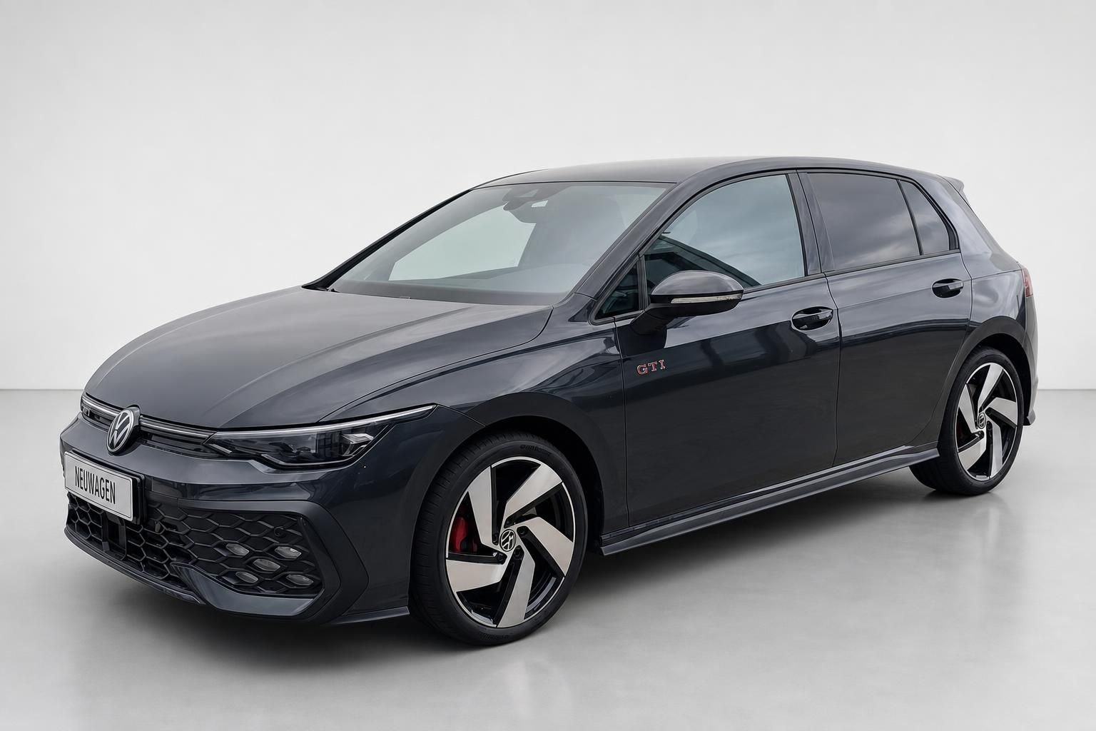 VW Golf GTI Neuwagen in Grau, Frontansicht schraeg von vorne