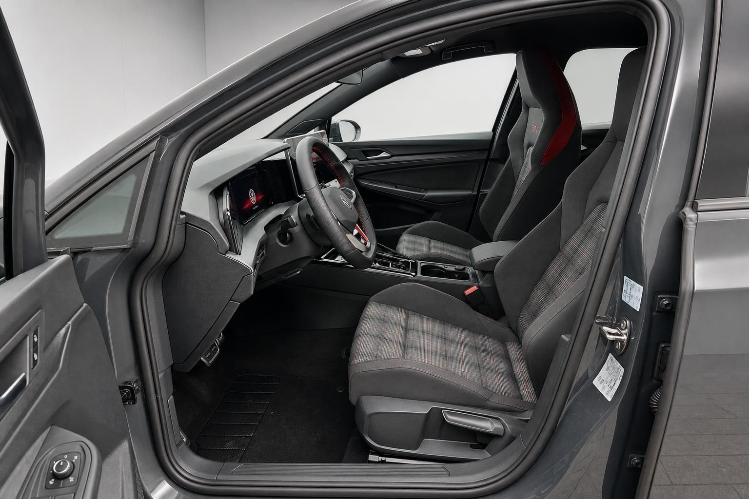 VW Golf GTI Innenraum mit Sportsitzen und Cockpit, Blick durch Fahrertuer
