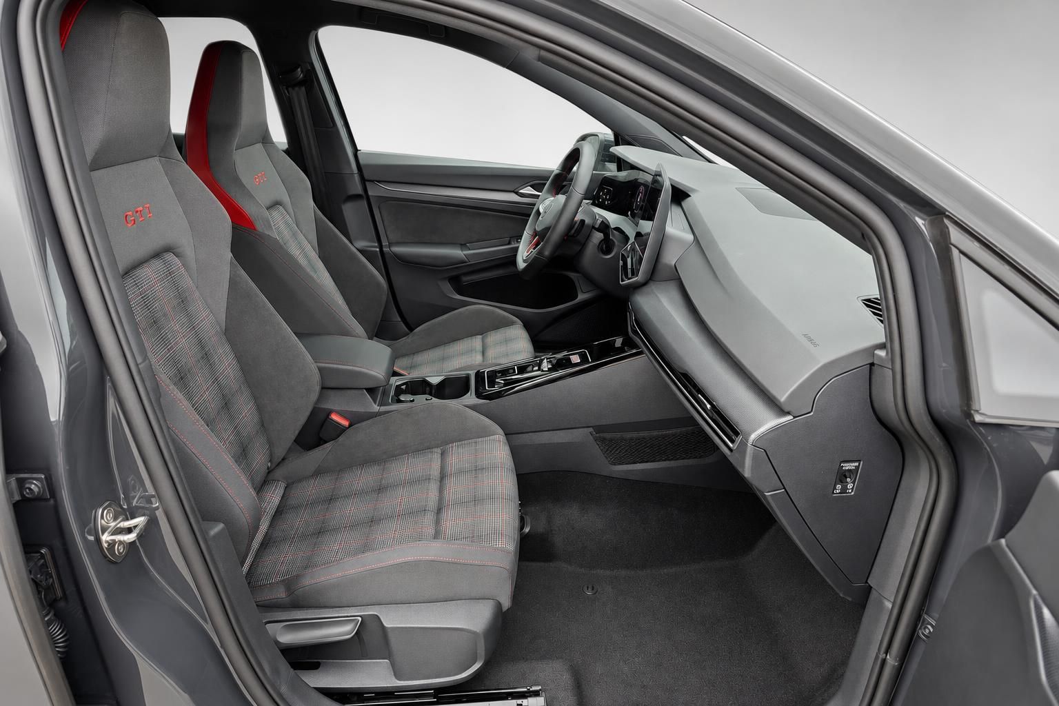 VW Golf GTI Innenausstattung mit karierten Sitzen und Armaturenbrett