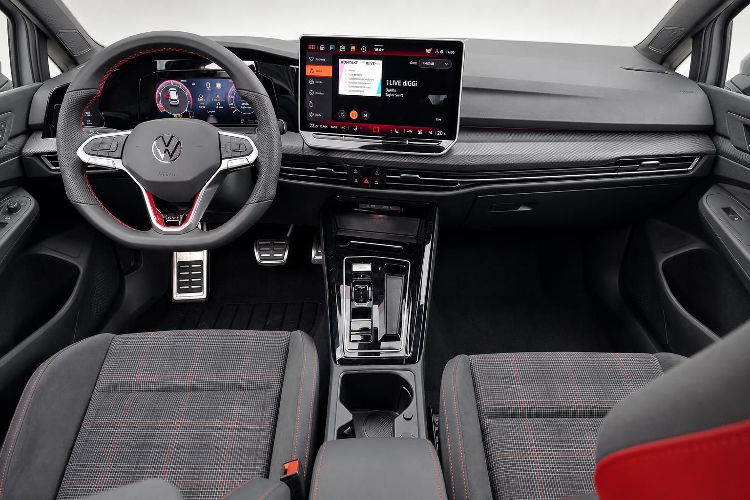 VW Golf GTI Cockpit mit Lenkrad, Sportsitzen und Mittelkonsole