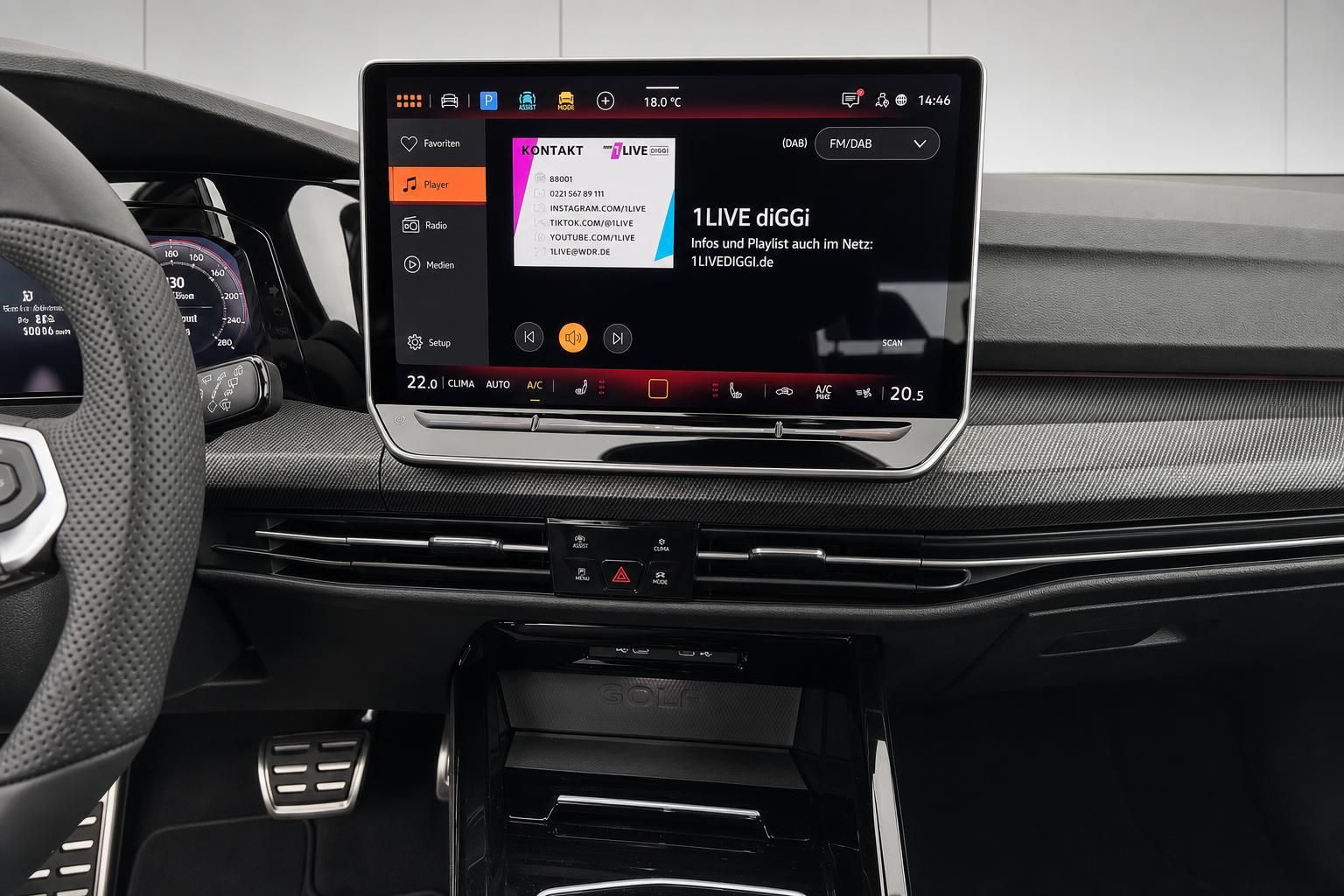 VW Golf GTI Infotainment Touchscreen mit Radioanzeige im Detail
