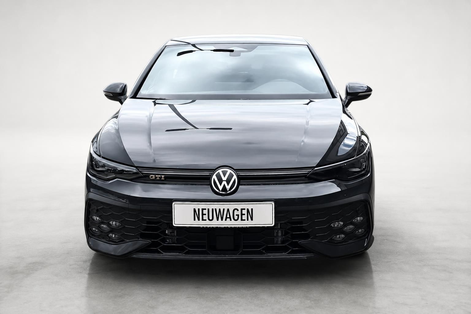VW Golf GTI schwarz, Frontansicht mit VW Emblem