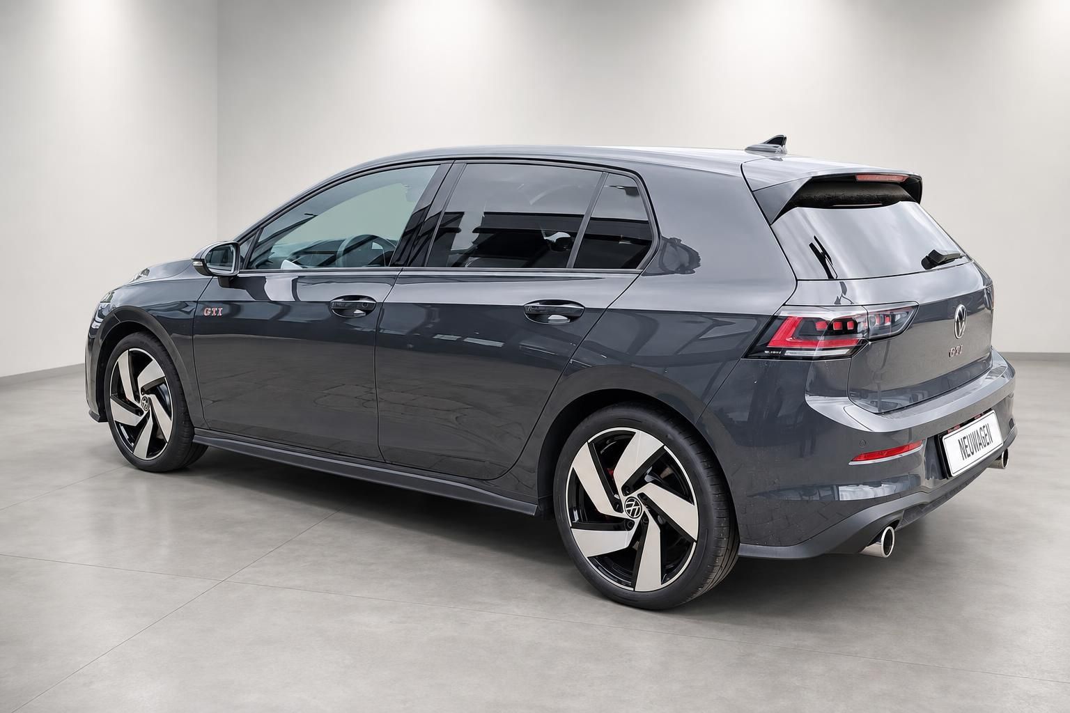 VW Golf GTI grau, Heckansicht schräg im Studio
