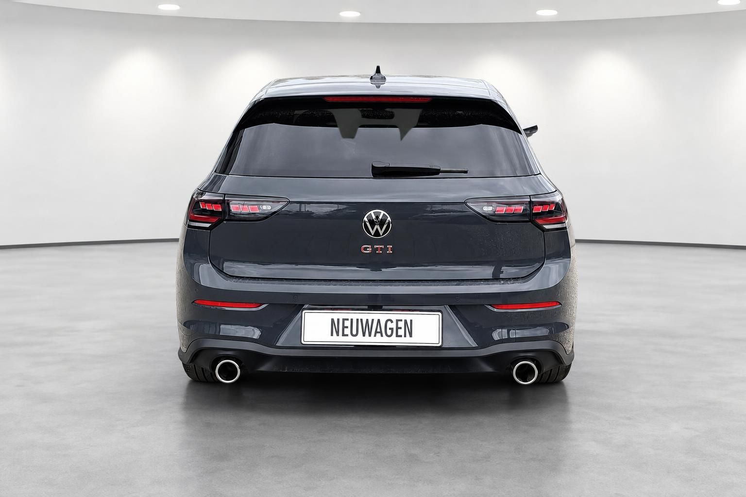 VW Golf GTI grau Heckansicht mit Doppelendrohr und roten Rückleuchten