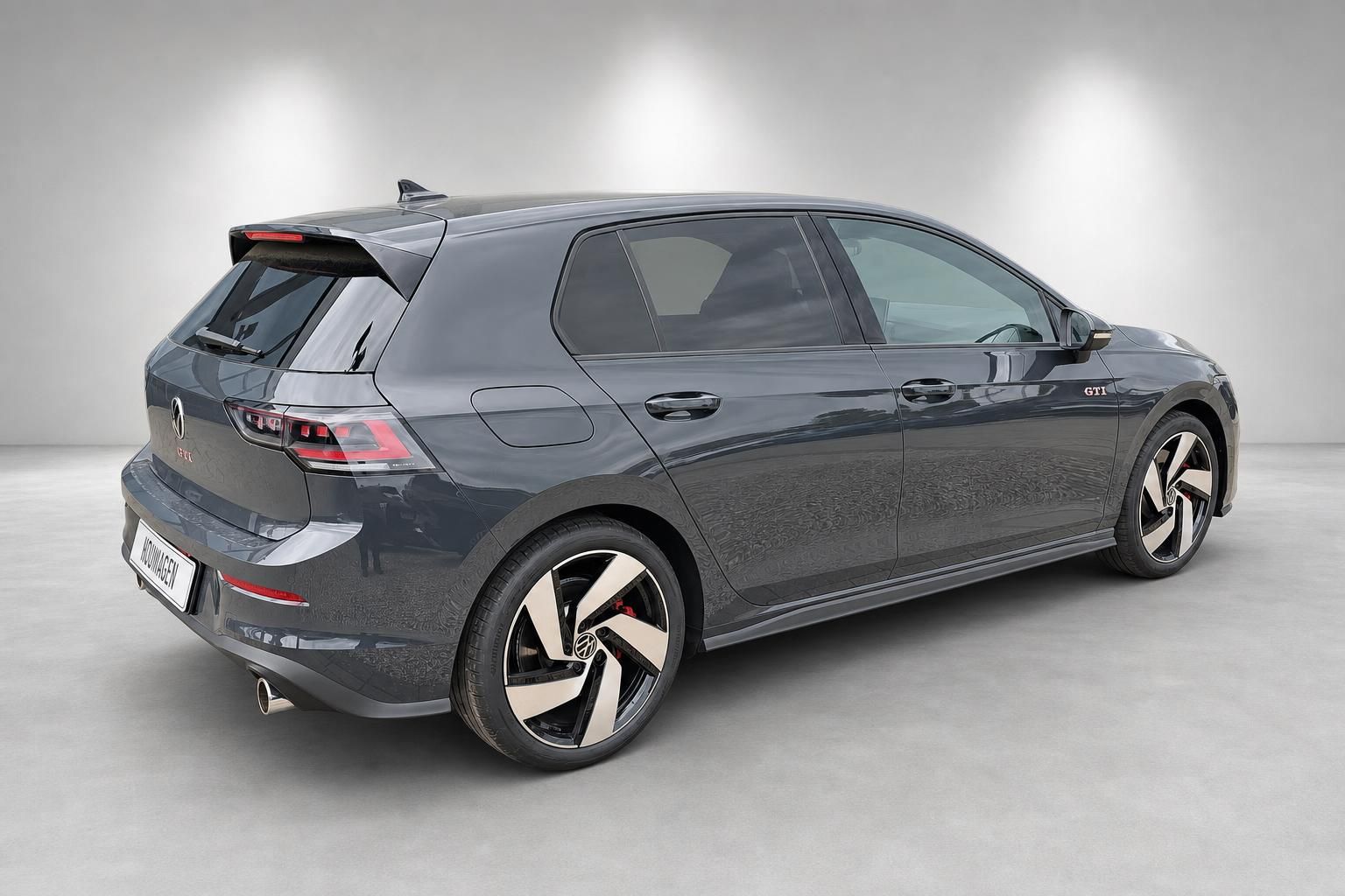VW Golf GTI grau Heck-Seitenansicht mit Dachspoiler und Alufelgen