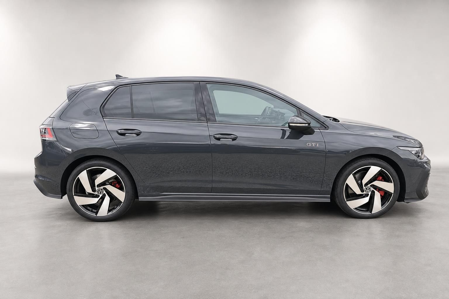 VW Golf GTI grau Seitenansicht mit Leichtmetallfelgen im Studio