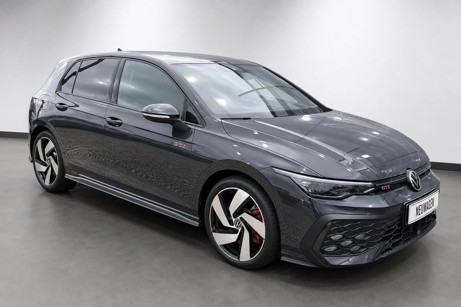 VW Golf GTI grau Frontansicht schräg mit roten Bremssätteln
