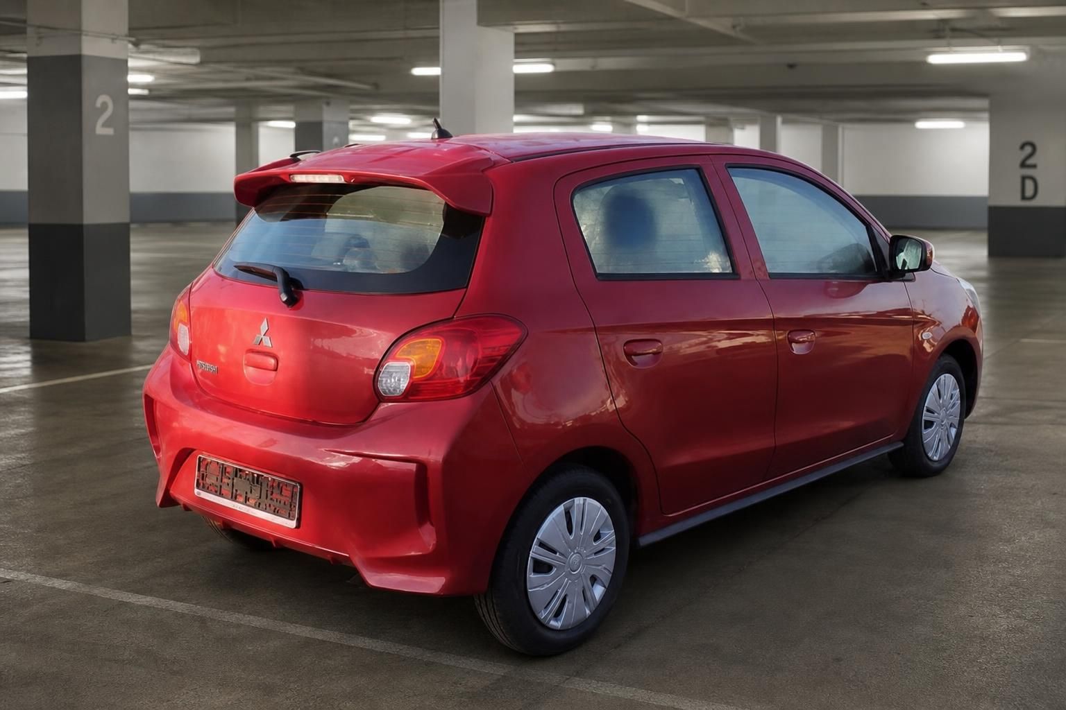 Mitsubishi Space Star rot Heckansicht schräg im Parkhaus – Kleinwagen Gebrauchtwagen