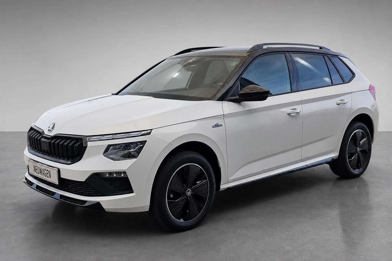 Skoda Kamiq weiß, Frontansicht schräg im Studio, Neuwagen