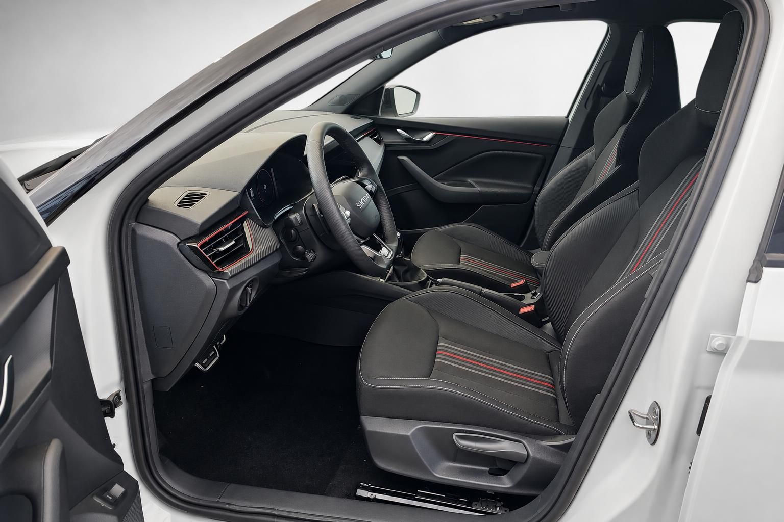 Skoda Kamiq Innenraum, Vordersitze und Cockpit durch offene Tür