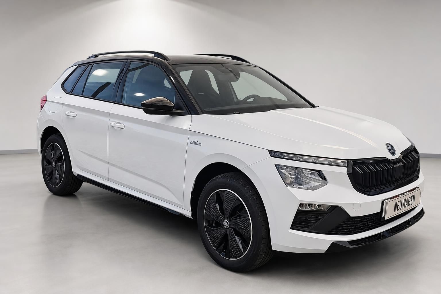 Skoda Kamiq Monte Carlo weiß, Frontansicht schräg im Studio