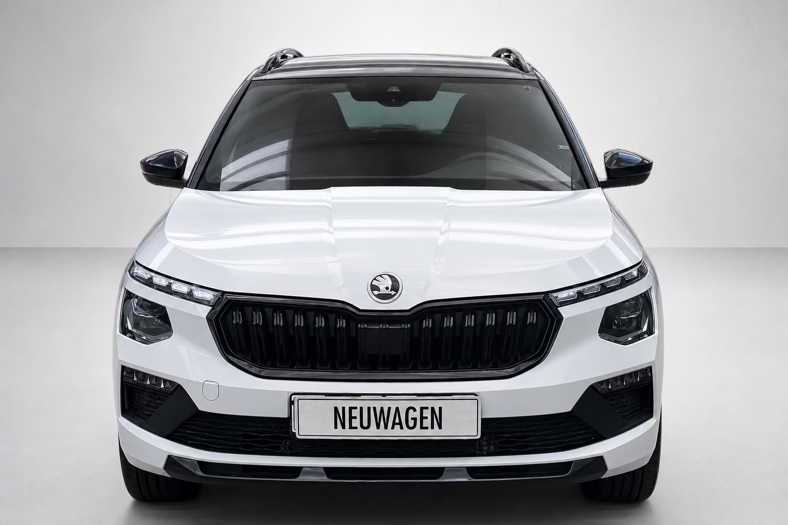Skoda Kamiq weiß, Frontansicht mit LED-Scheinwerfern im Studio