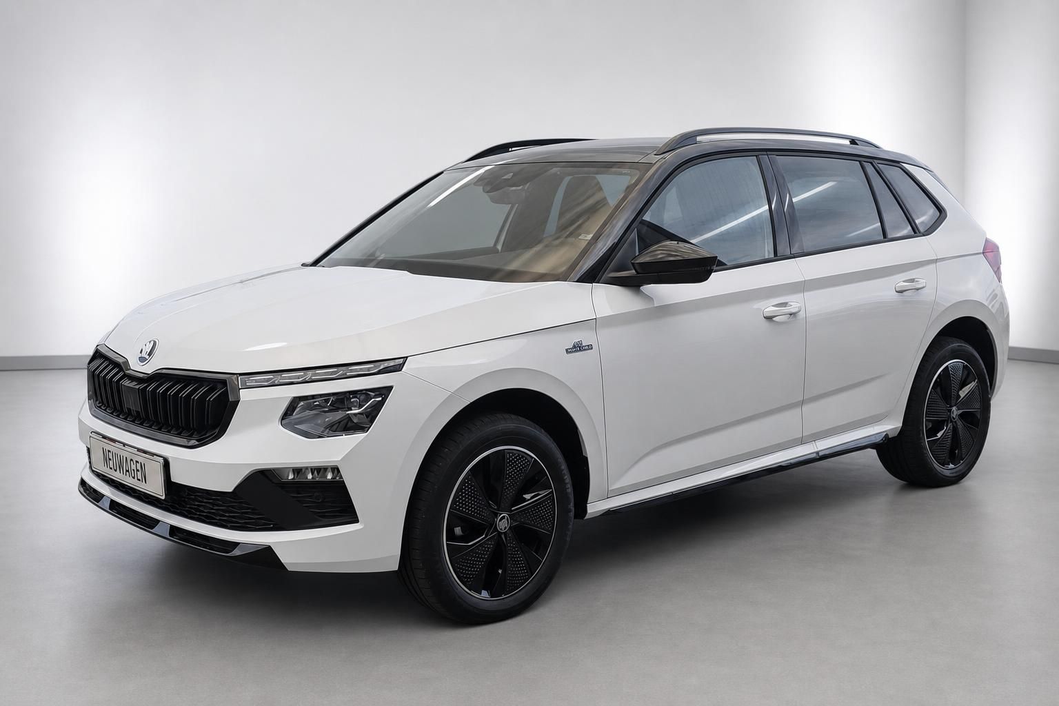 Skoda Kamiq weiß, Seitenansicht schräg vorne im Studio