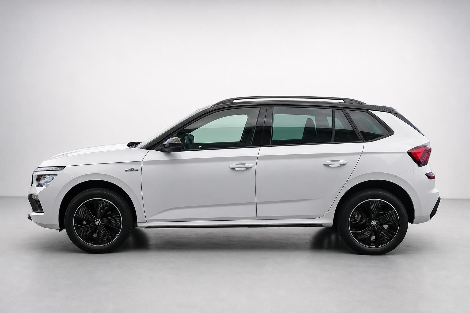 Skoda Kamiq weiß, Seitenansicht mit Panoramadach im Studio