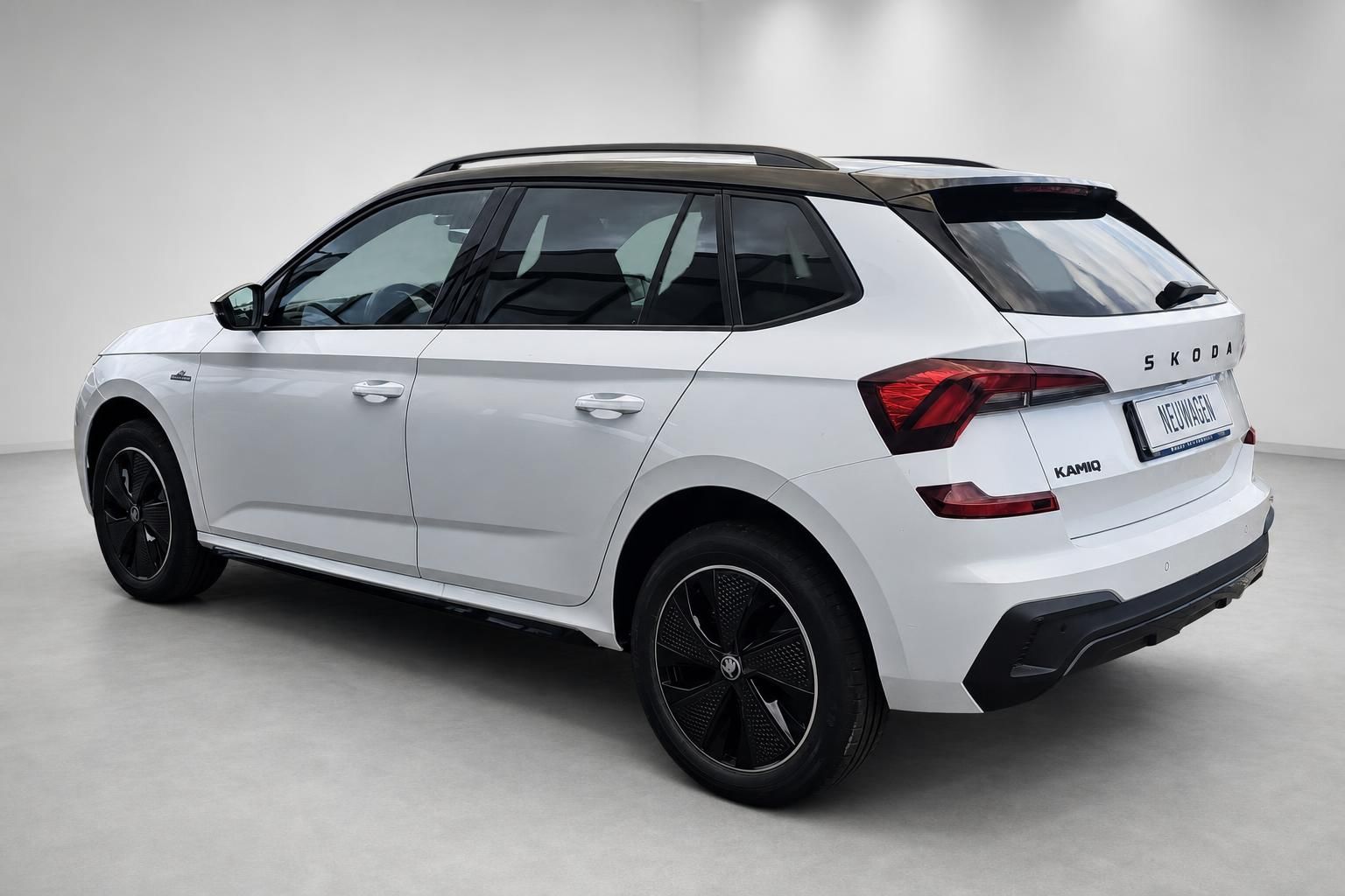 Skoda Kamiq weiß, Heckansicht mit Panoramadach im Studio