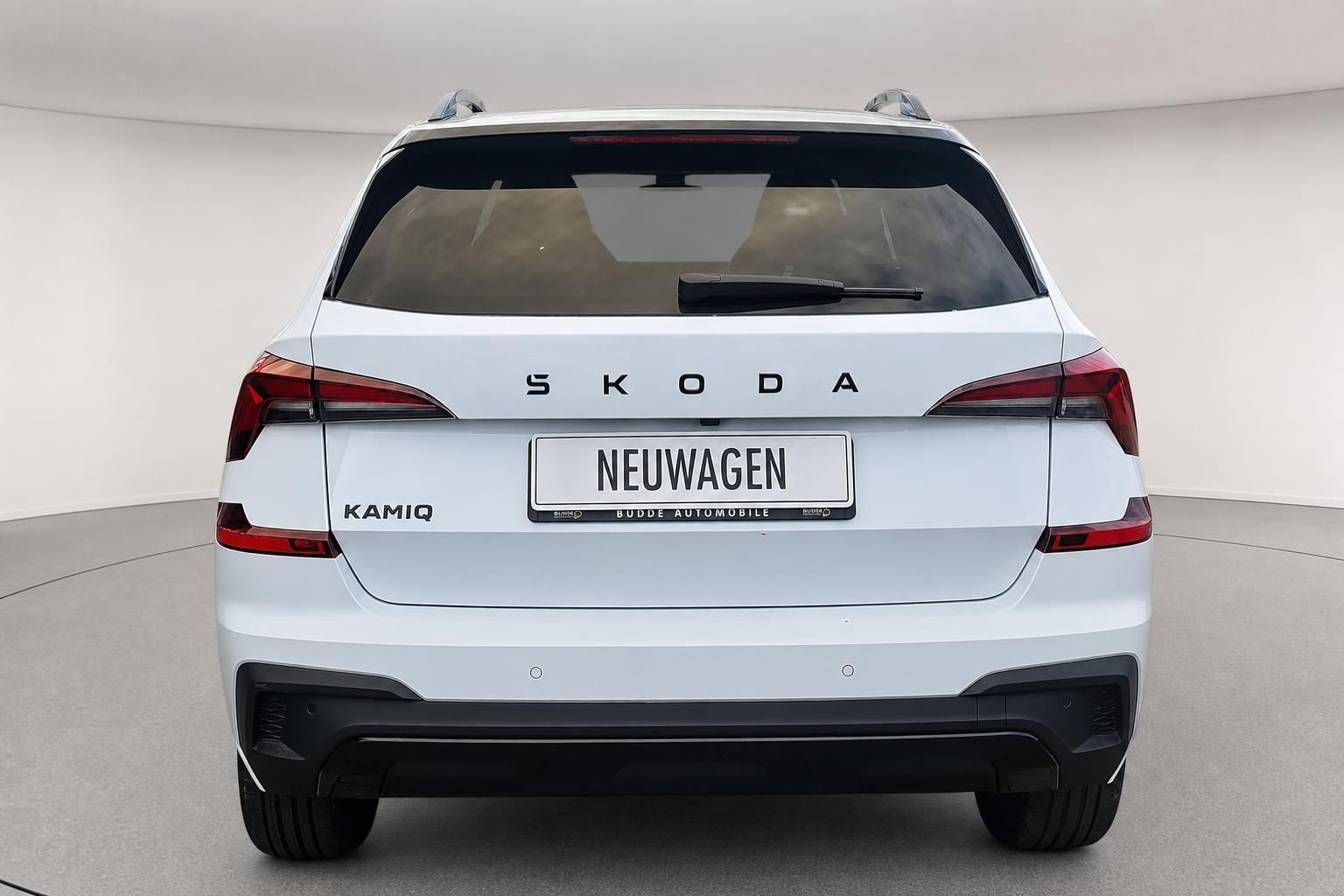 Skoda Kamiq weiß, Heckansicht im Studio, Neuwagen
