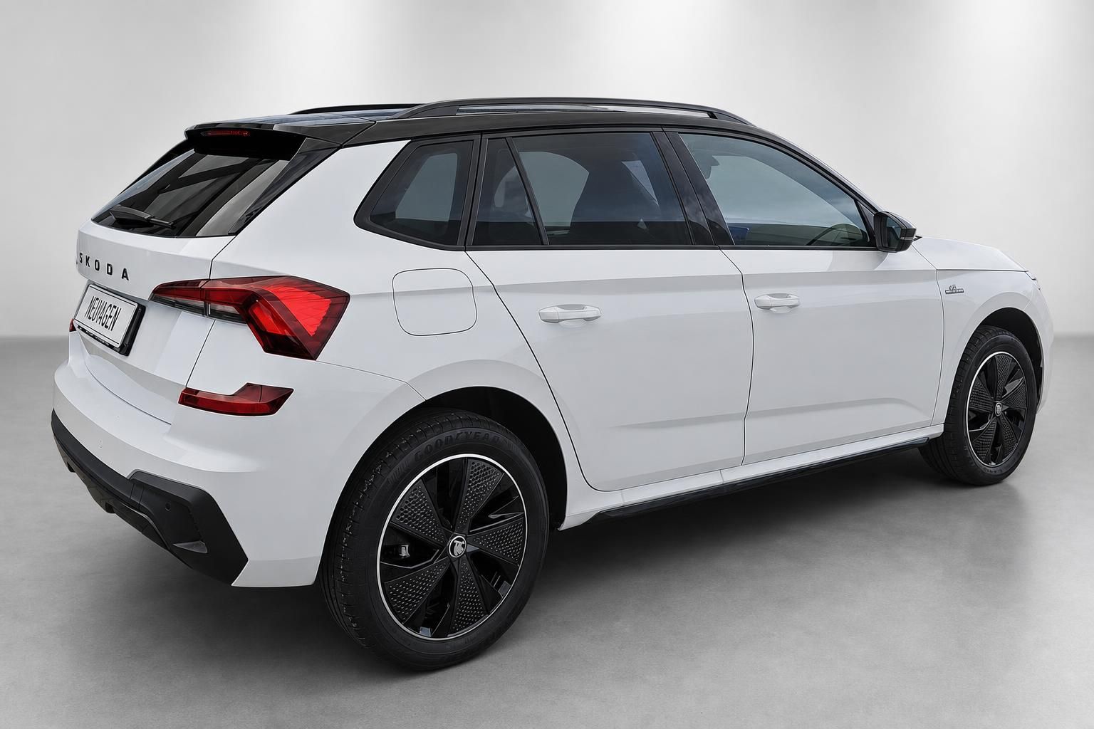 Skoda Kamiq weiß, Seiten-Heckansicht mit schwarzen Felgen