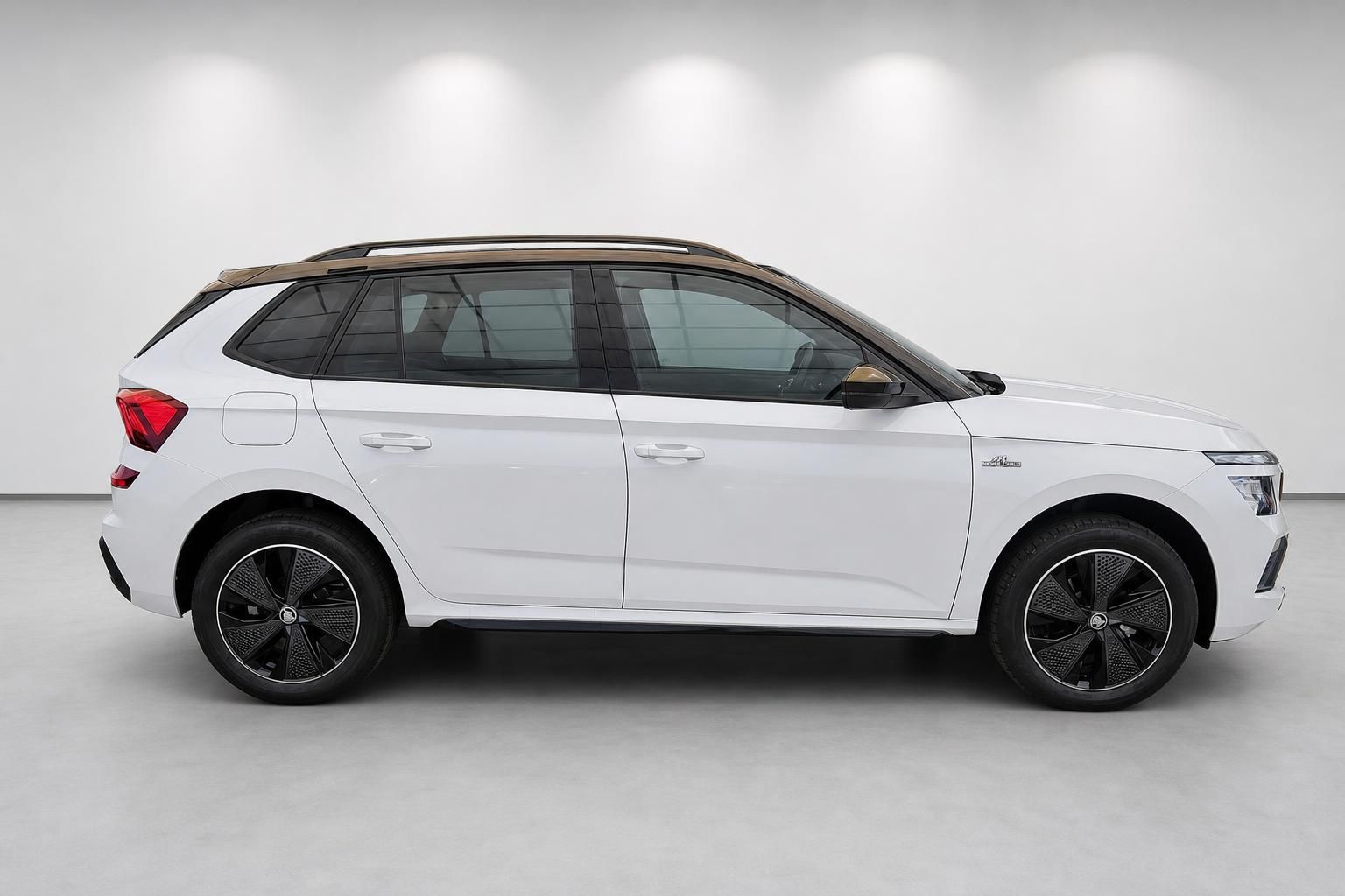Skoda Kamiq weiß, Seitenansicht mit Panoramadach