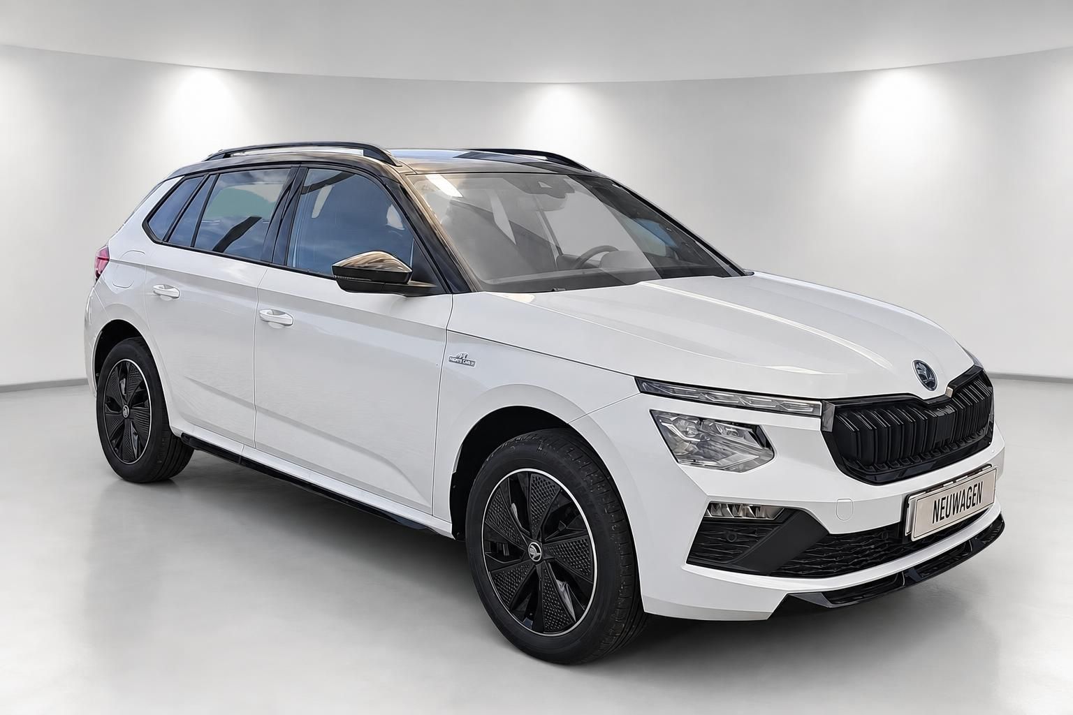 Skoda Kamiq weiß, Frontansicht schräg im Studio, Neuwagen