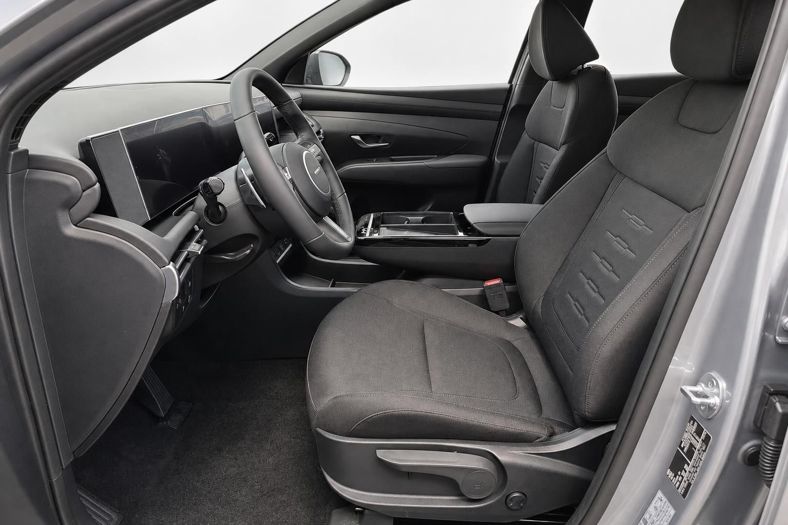 Hyundai Innenraum Fahrersitz mit Lenkrad und Cockpit-Ansicht durch Fahrertür