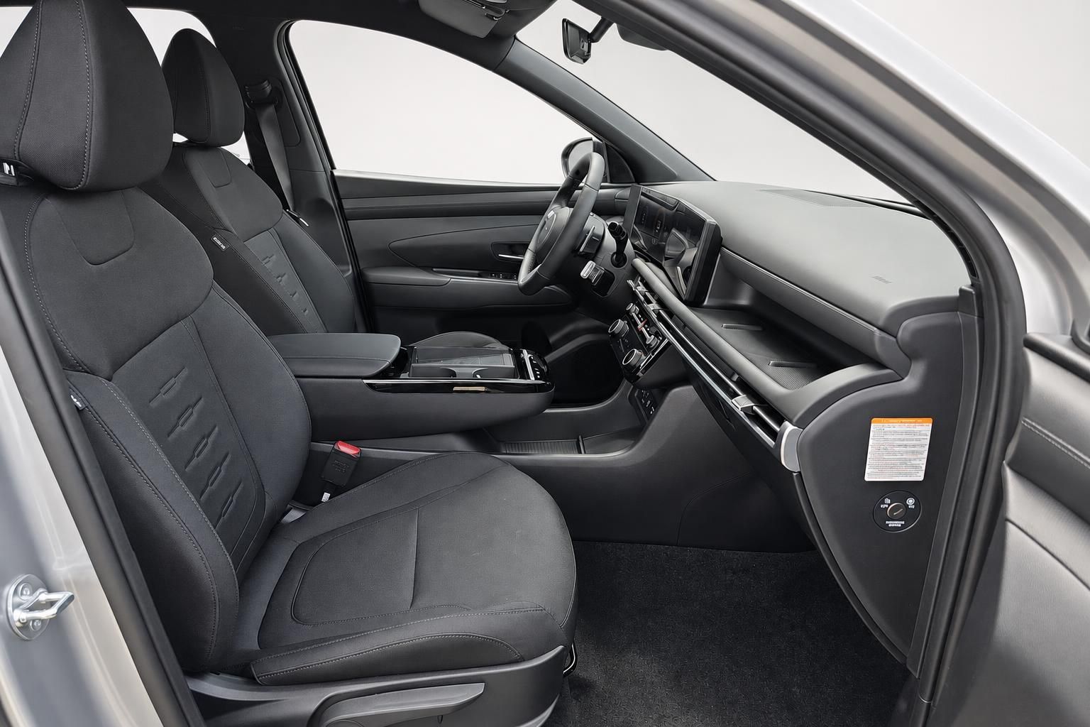 Hyundai Innenraum Beifahrerseite mit Blick auf Armaturenbrett und Vordersitze