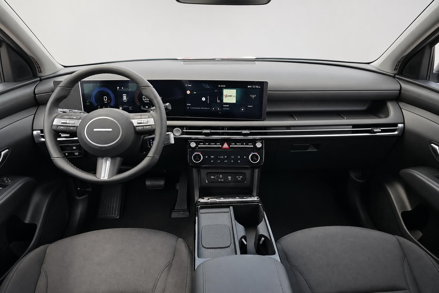Hyundai Cockpit mit digitalem Display, Lenkrad und Mittelkonsole im Detail