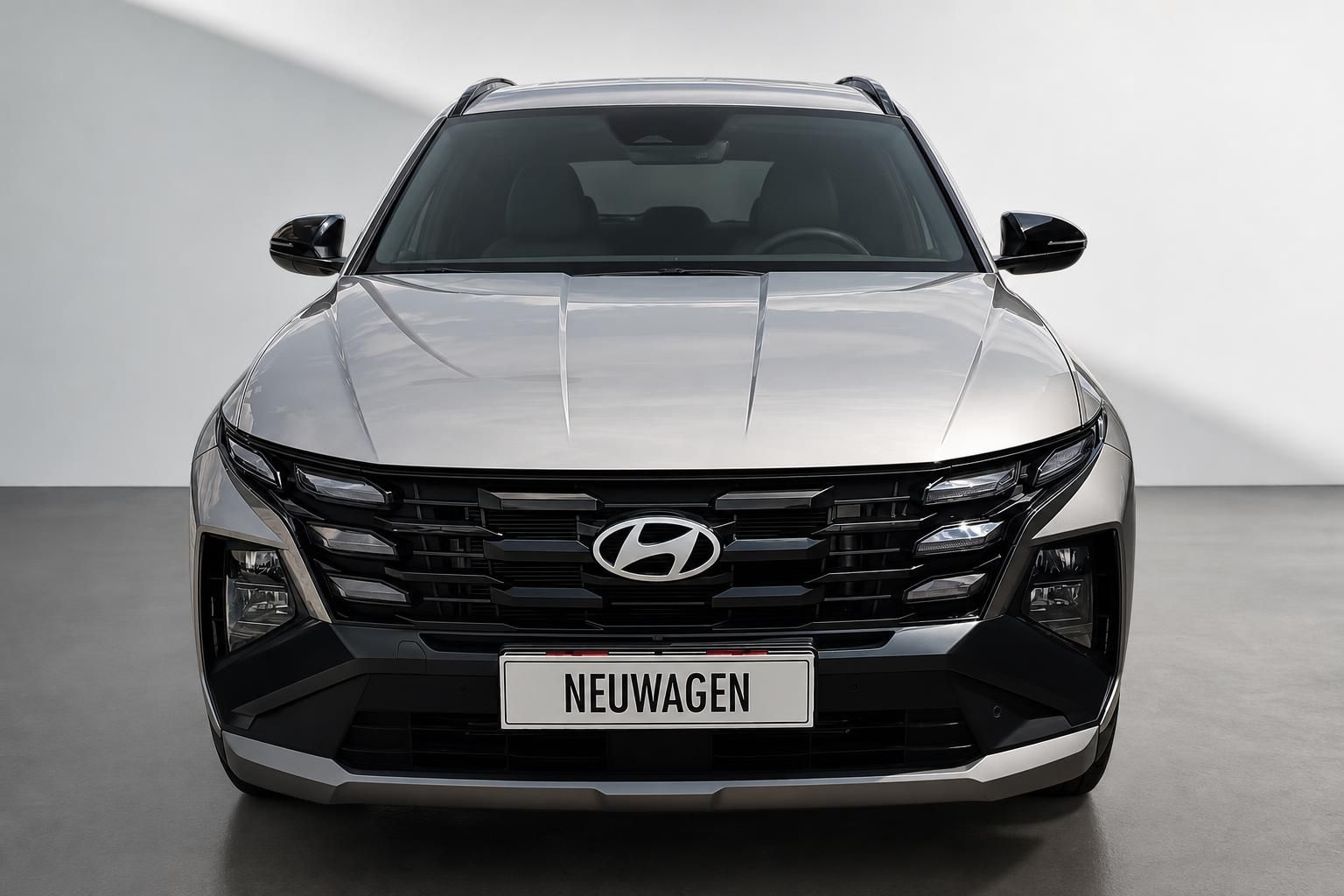Hyundai Tucson SUV in Silber, Frontansicht im Studio
