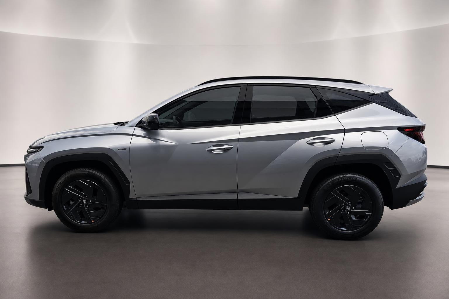 Hyundai Tucson SUV in Silber, Seitenansicht im Studio